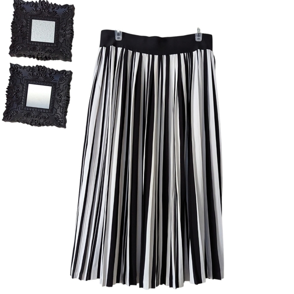 Peter Nygard Pleated Skirt - Picture 2 of 7